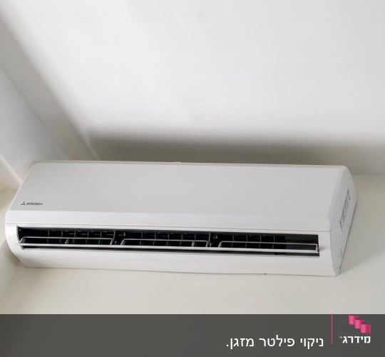 מזגן מותקן על קיר לבן בחדר